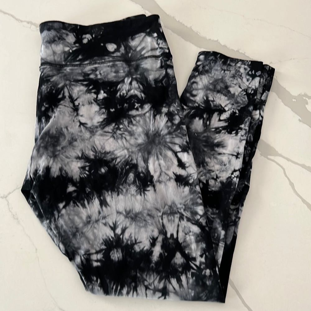 Black and white tie-dye leggings. SIZE XL